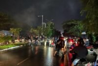 Makassar Macet Total,Massa Aksi Tutup Jalan