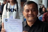 Gubernur Jawa Tengah terpilih Ahmad Luthfi menunjukan formulir pendaftaran sebelum menjalani tes kesehatan dan pengambilan tanda pangkat di Kantor Kemendagri, Jakarta, 16 Februari 2025.