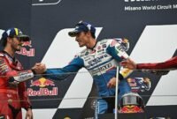 MARQUEZ SALAMI BAGNAIA - Francesco Bagnaia (kiri) dan Enea Bastianini (kanan), memberi selamat kepada pemenang balapan, pembalap Spanyol Marc Marquez, di podium setelah balapan MotoGP di Sirkuit Dunia Misano Marco-Simoncelli di Misano Adriatico pada 8 September 2024. Bantahan Ducati soal Valentino Rossi ganggu Marquez-Bagnaia.
