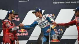 MARQUEZ SALAMI BAGNAIA - Francesco Bagnaia (kiri) dan Enea Bastianini (kanan), memberi selamat kepada pemenang balapan, pembalap Spanyol Marc Marquez, di podium setelah balapan MotoGP di Sirkuit Dunia Misano Marco-Simoncelli di Misano Adriatico pada 8 September 2024. Bantahan Ducati soal Valentino Rossi ganggu Marquez-Bagnaia.
