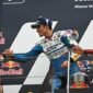 MARQUEZ SALAMI BAGNAIA - Francesco Bagnaia (kiri) dan Enea Bastianini (kanan), memberi selamat kepada pemenang balapan, pembalap Spanyol Marc Marquez, di podium setelah balapan MotoGP di Sirkuit Dunia Misano Marco-Simoncelli di Misano Adriatico pada 8 September 2024. Bantahan Ducati soal Valentino Rossi ganggu Marquez-Bagnaia.
