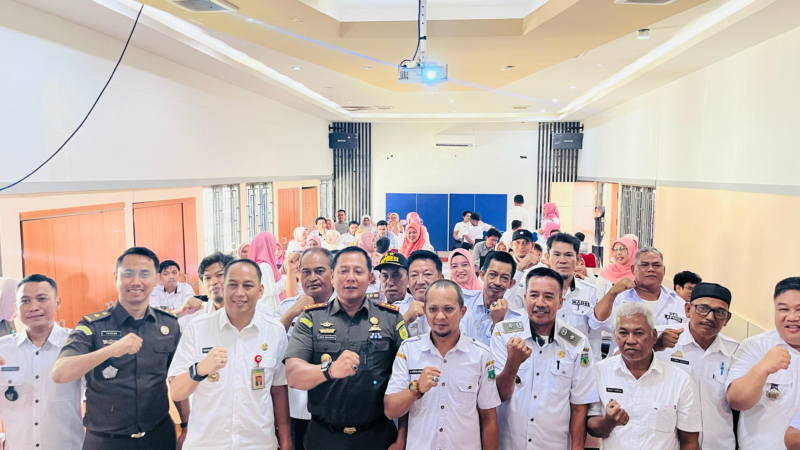 kajari Pinrang Agung Bagus KadeKosimantara Foto Bersama Kepala Desa