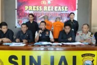 Kasat Reskrim Polres Sinjai, AKP Andi Rahmatullah, saat mengadakan jumpa pers untuk memberikan klarifikasi terkait penangkapan jaringan penipuan online yang beroperasi dari dalam Rutan