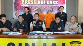 Kasat Reskrim Polres Sinjai, AKP Andi Rahmatullah, saat mengadakan jumpa pers untuk memberikan klarifikasi terkait penangkapan jaringan penipuan online yang beroperasi dari dalam Rutan