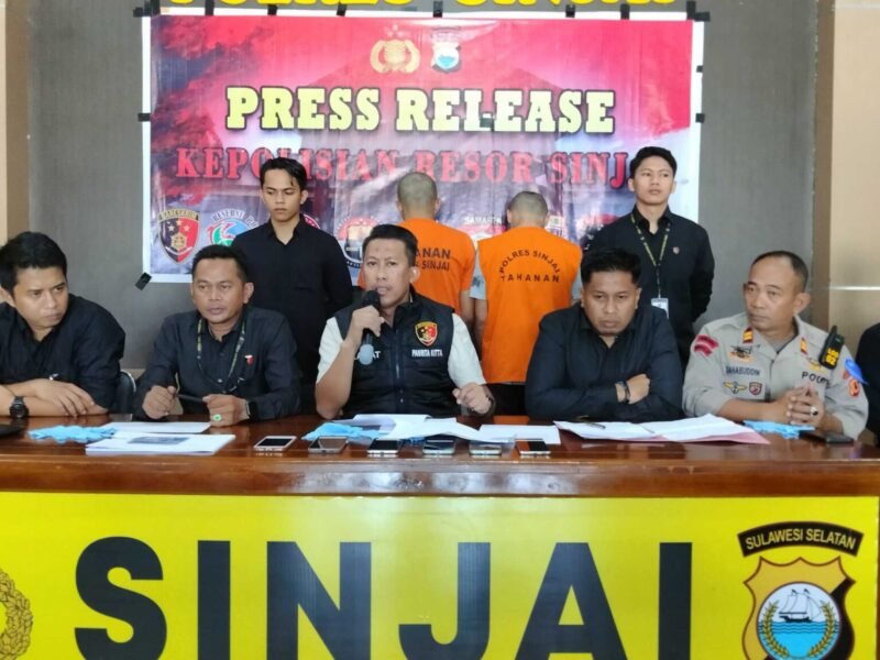 Kasat Reskrim Polres Sinjai, AKP Andi Rahmatullah, saat mengadakan jumpa pers untuk memberikan klarifikasi terkait penangkapan jaringan penipuan online yang beroperasi dari dalam Rutan