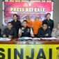 Kasat Reskrim Polres Sinjai, AKP Andi Rahmatullah, saat mengadakan jumpa pers untuk memberikan klarifikasi terkait penangkapan jaringan penipuan online yang beroperasi dari dalam Rutan