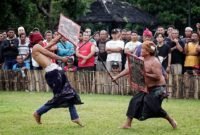 peresean budaya lombok Dua pemain peresean (pepadu) bertarung dalam kesenian tradisional presean di Desa Ende, Lombok, NTB
