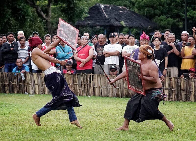 peresean budaya lombok Dua pemain peresean (pepadu) bertarung dalam kesenian tradisional presean di Desa Ende, Lombok, NTB
