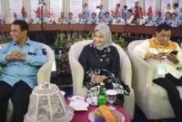 SIDANG HIMPUNI - kiri ke kanan, Menteri Pertanian RI, Andi Amran Sulaiman, Wakil Gubernur Sulsel, Fatmawati Rusdi, dan Anggota DPR RI, Nurdin Halid berbincang bersama di Sidang Umum HIMPUNI di Hotel Four Points by Sheraton, Kota Makassar, Jumat (21/2/2025). 

