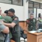 Oditur Militer memeluk anak bos rental mobil, Rizki Agam Sahputra yang menangis saat vidio penembakan sang ayah diputar di persidangan di Pengadilan Militer II-08 Jakarta, 3 Maret 2025. 