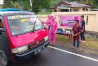 Polsek Lembang dan Bhayangkari Ranting Lembang Berbagi Takjil kepada Pengendara di Bulan Suci Ramadan