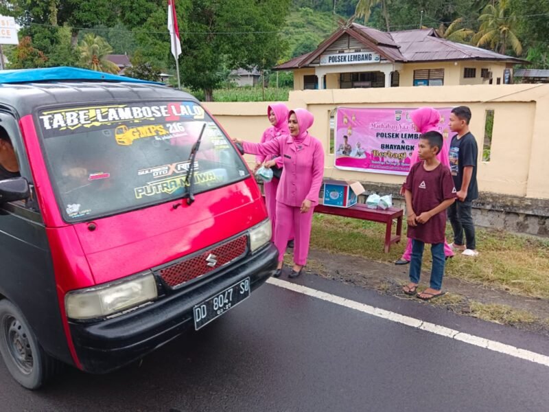 Polsek Lembang dan Bhayangkari Ranting Lembang Berbagi Takjil kepada Pengendara di Bulan Suci Ramadan