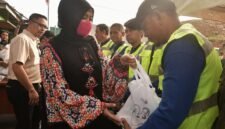 Wakil Gubernur Sulawesi Selatan, Fatmawati Rusdi, pada Jumat pagi, 14 Maret 2025, menyalurkan ratusan paket sembako dan sarung kepada para pekerja Tempat Pembuangan Akhir (TPA) Tamangapa, pemangkas pohon, dan penggali kubur di Jalan AMD Borong Jambu, Kecamatan Manggala, Kota Makassar.