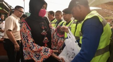 Wakil Gubernur Sulawesi Selatan, Fatmawati Rusdi, pada Jumat pagi, 14 Maret 2025, menyalurkan ratusan paket sembako dan sarung kepada para pekerja Tempat Pembuangan Akhir (TPA) Tamangapa, pemangkas pohon, dan penggali kubur di Jalan AMD Borong Jambu, Kecamatan Manggala, Kota Makassar.