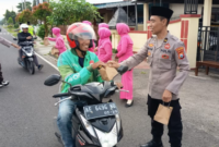 Kapolsek Babadan AKP Hariyadi, SH, M Bersama Ibu-Ibu Bhayangkari Bagikan Takjil di Jalan