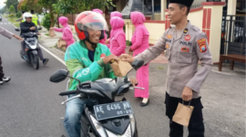 Kapolsek Babadan AKP Hariyadi, SH, M Bersama Ibu-Ibu Bhayangkari Bagikan Takjil di Jalan