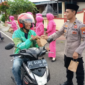 Kapolsek Babadan AKP Hariyadi, SH, M Bersama Ibu-Ibu Bhayangkari Bagikan Takjil di Jalan