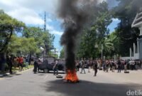 Driver Ojol Tutup Jalan di Depan Kantor Gubernur Sulsel, Desak Regulasi Tarif Baru