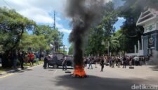 Driver Ojol Tutup Jalan di Depan Kantor Gubernur Sulsel, Desak Regulasi Tarif Baru