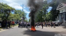 Driver Ojol Tutup Jalan di Depan Kantor Gubernur Sulsel, Desak Regulasi Tarif Baru