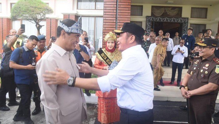 Foto: Gubernur Sumsel Herman Deru menyambut Mentan Andi Amran di Palembang. (Dok. Humas Pemprov Sumsel)

